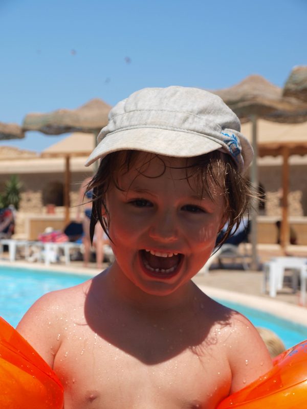 Merlin im Pool mit weißem Hut, Ägypten