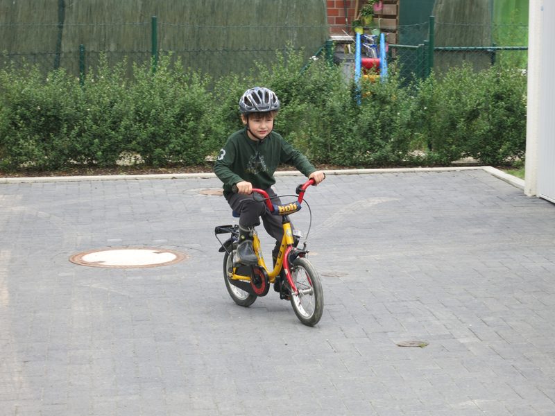 Merlin auf dem Fahrrad, mit Helm