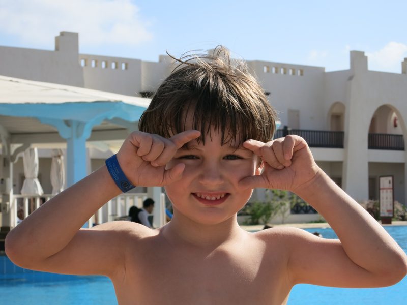 Merlin am Pool, Grimasse in die Kamera