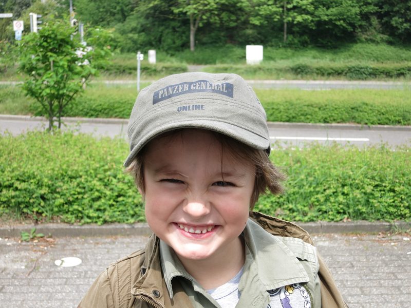 Merlin mit Cap, grinsend
