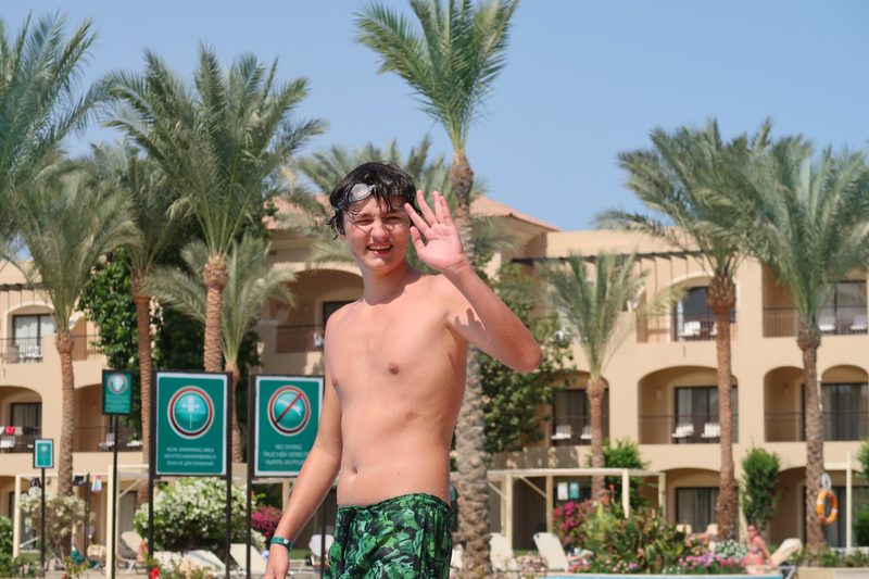 Merlin winkt vor der Hotelanlage, Ägypten