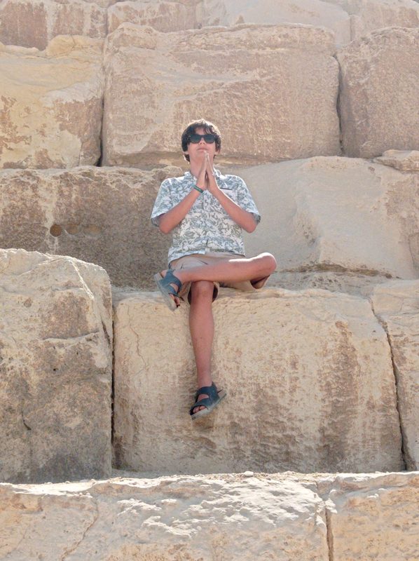 Merlin sitzt auf den Steinquadern einer Pyramide