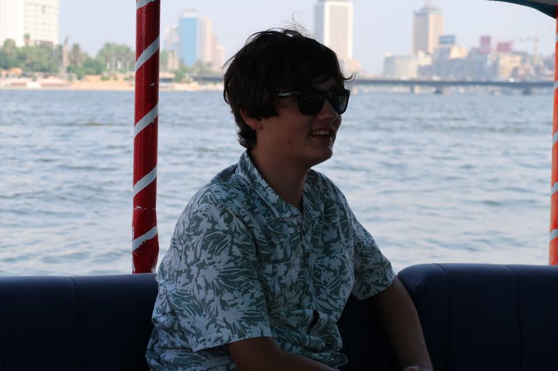 Merlin mit Sonnenbrille auf einem Boot auf dem Nil