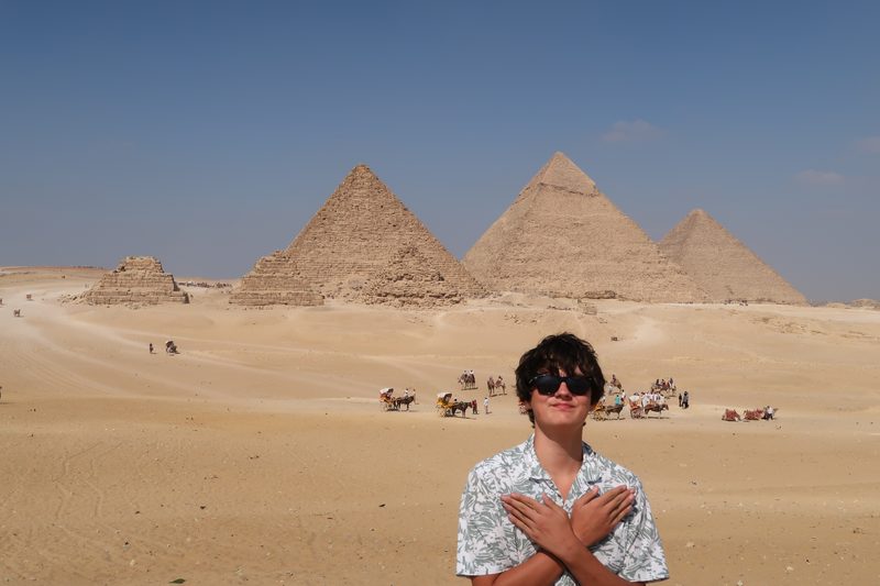 Merlin vor den Pyramiden von Gizeh, Arme verschränkt